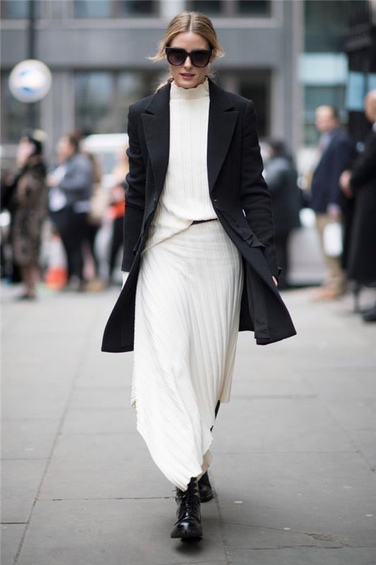 elegantna ženska obleka v beli in črni barvi, elegantna ženska podoba v belem fluidnem krilu z dolgim ​​črnim plaščem