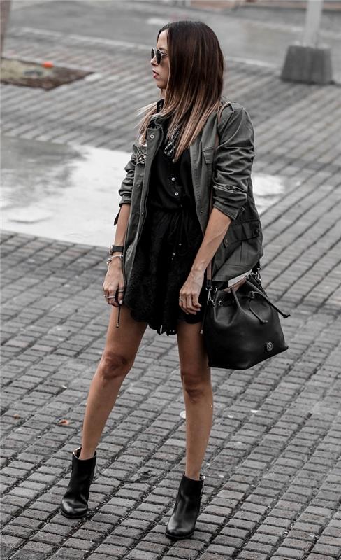 primer, kako nositi žensko jakno kaki barve s črno obleko na gumb in črnimi usnjenimi čevlji na peto