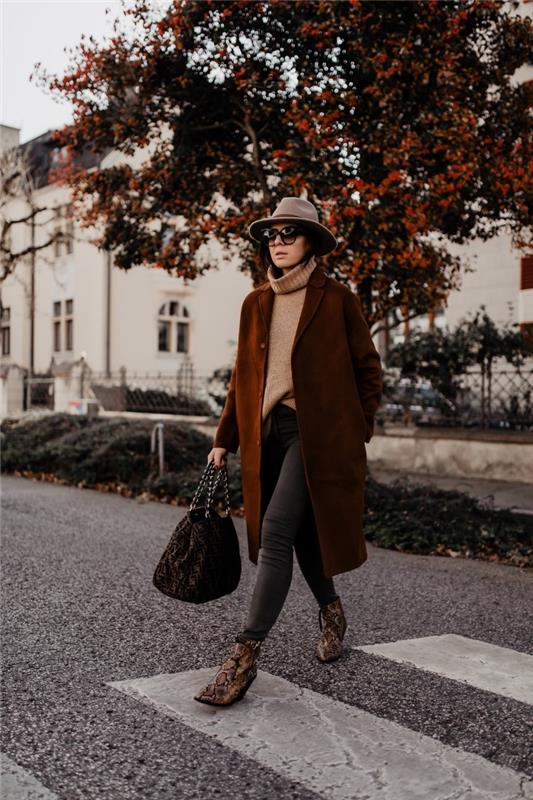 zimske modne barve 2019, elegantna dnevna obleka v temnih kavbojkah z ohlapnim puloverjem in prevelikim plaščem v rjavi barvi