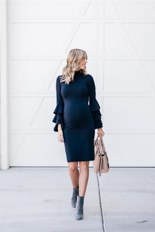 Motinos vakarinės suknelės idėja tamsiai mėlynos spalvos, nėščia moteris atrodo oficialioje nėščiosios suknelėje su pūstomis rankovėmis su raukiniais