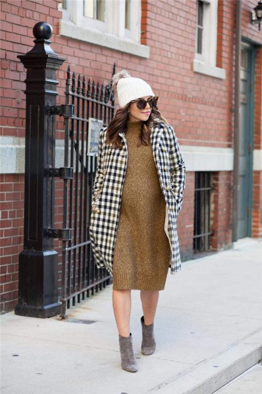 nėščios moters mada rudens žiema, idėja nėščios megztinės suknelė auksinės spalvos kartu su languotu paltu