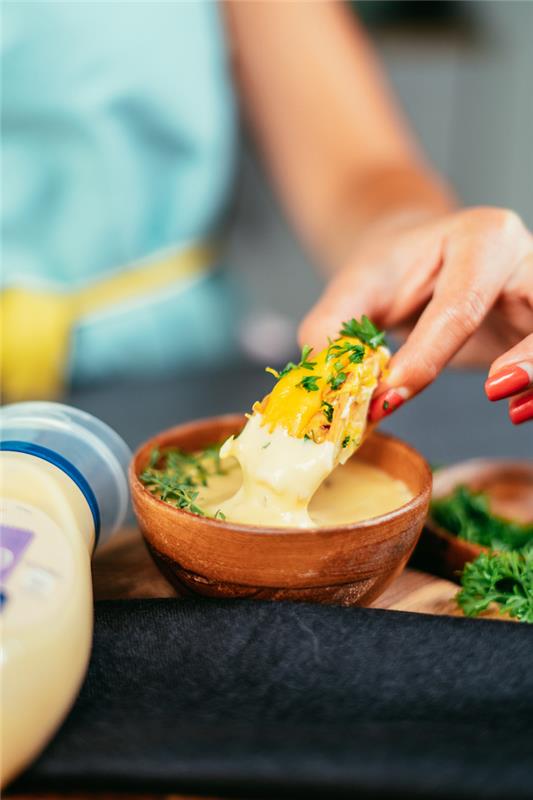 recept za večerjo z aperitivom za 20 ljudi, piščančji in čedar taco, preliven s česnovo majonezo