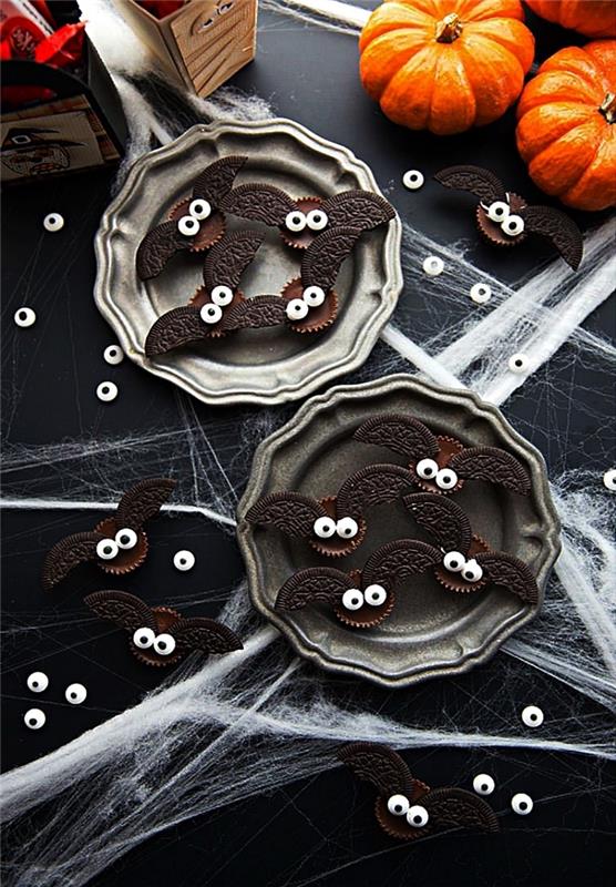 šikšnosparnio stiliaus šokolado kąsneliai, papuošti „oreo“ sausainiais, darželio Helovino pyrago receptas, kurį pasigaminti kartu su vaikais