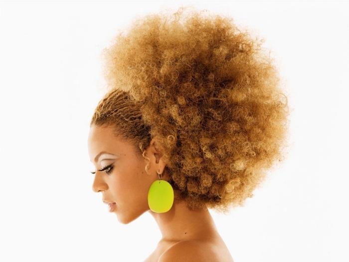 kaip dėvėti ilgus slenkančius plaukus, afrikietiško stiliaus šukuosenos idėja ant ilgų vario spalvos plaukų, afro puff modelis