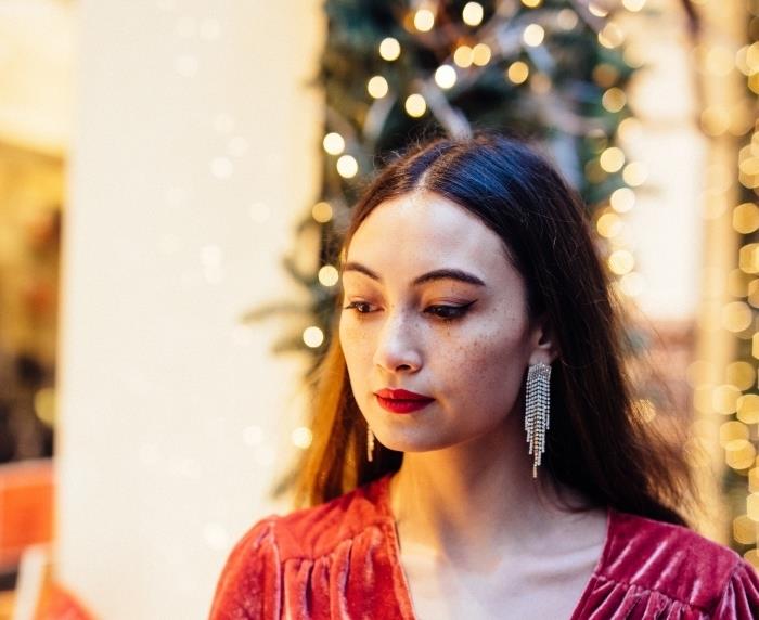 Ideja za božično ličenje 2019, božična ličila z rdečo šminko in črnim črtalom za oči