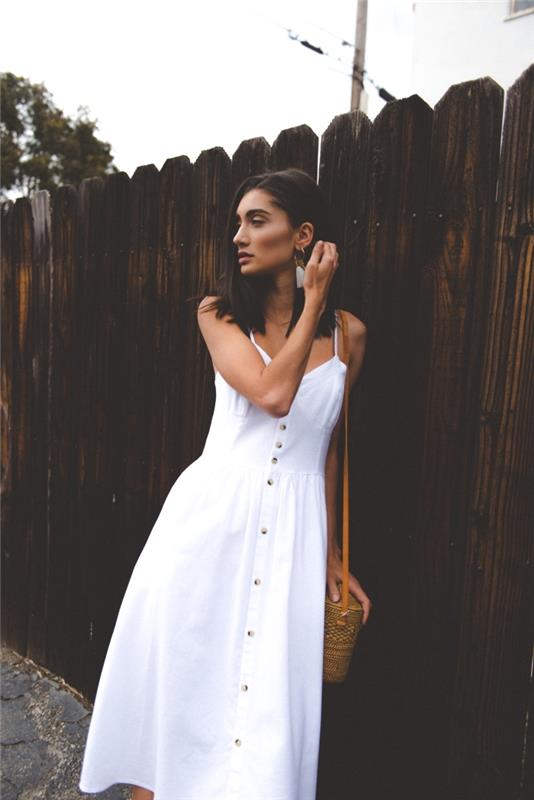bohem şık kadın elbise stili, askılı ve kahverengi düğmeli beyaz orta uzunlukta elbise modeli