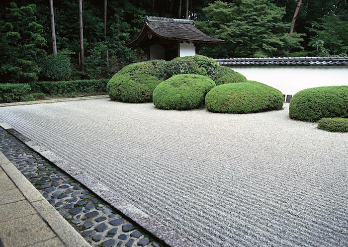 vrtne meje, japonska tehnika grabljanja peska, Zen vrtna dekoracija z zeleno krtačo