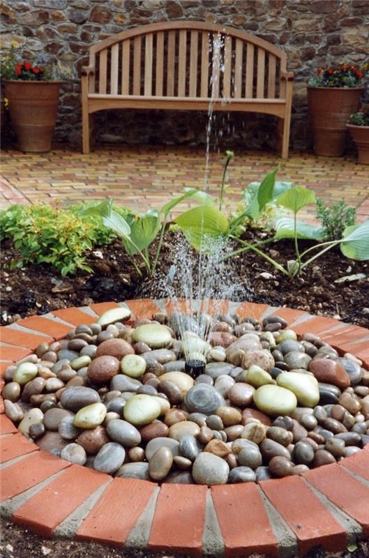 ideja o vrtnem dekorju, na vrtu ustvarite majhen vodnjak s kamenčki in kamni, leseno vrtno klopjo