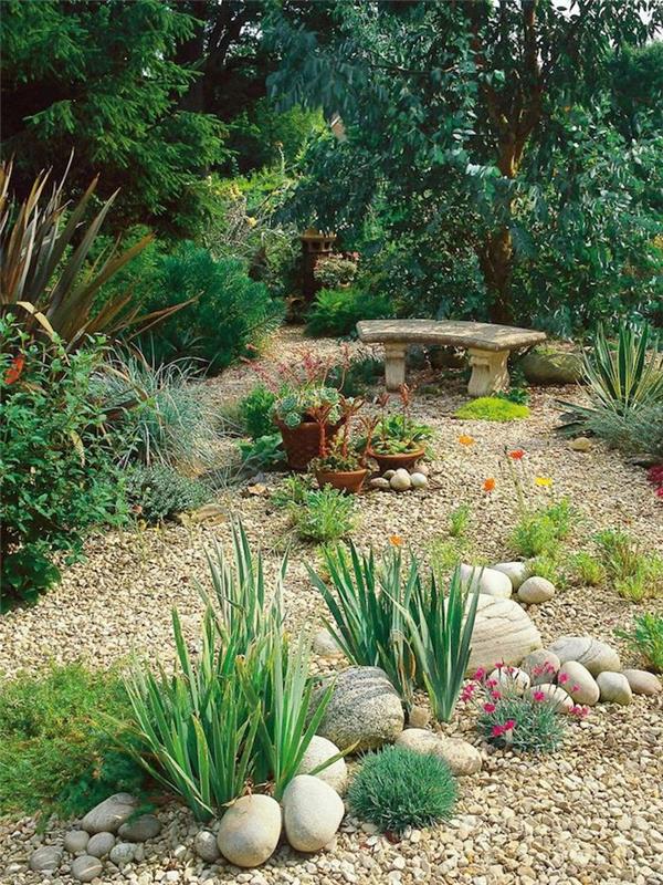 zunanja dekoracija, zen vzdušje na velikem dvorišču, gredica s kamenčki in kamenčki za zelene rastline
