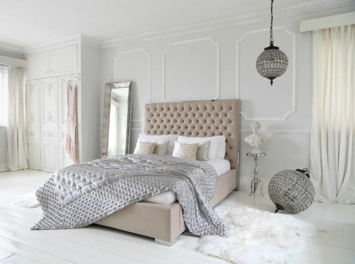 ideja za okrasitev spalnice, veliko ogledalo, bela omara, stene iz slonovine, bele zavese, siva prevleka za posteljo