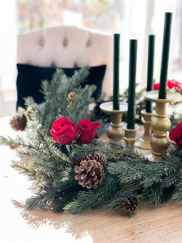 Kalėdinis papuošimas gėlėmis ir šakomis, Kalėdų stalo kompozicija su žvakėmis ir eglių šakomis