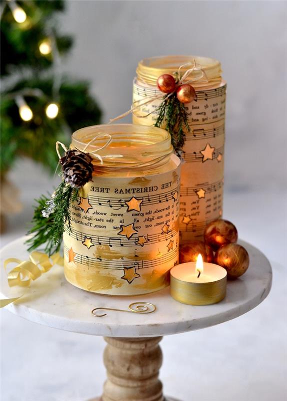 Kalėdinis deko, kurį galite padaryti patys, naudodami recup, perdirbtus stiklinius indelius, papuoštus muzikos popieriumi su dirbtiniu natūraliu deko, „pasidaryk pats“ kalėdinį žvakių laikiklį