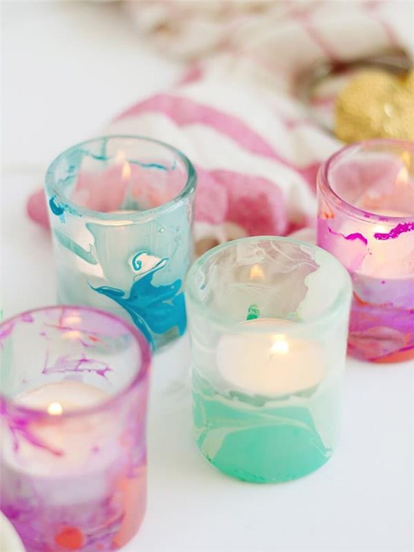 spalvingi marmurinio efekto žvakidės su nagų laku ir mažomis žvakutėmis „pasidaryk pats“ viduje