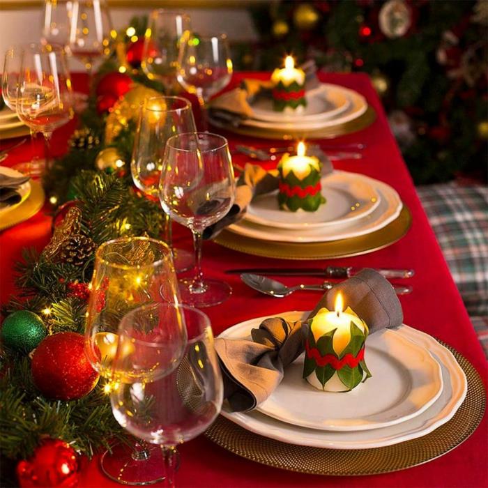 beyaz tabaklar, kadehler, kırmızı masa örtüsü, çam dalları, kırmızı masa örtüsü, Noel için masa dekorasyonu