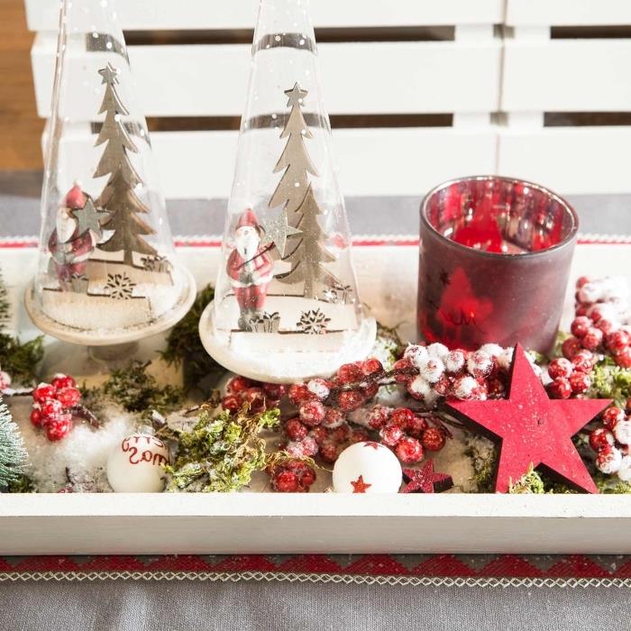 Kalėdinė dekoracija, pagaminta iš medžio, baltos spalvos perdažytas medinis padėklas, papuoštas Kalėdų figūrėlėmis ir šakomis