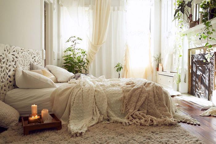 Preprosta ideja za najstniško spalnico v slogu tumblr, kul dekoracija s svečami in zelenimi rastlinami, kosmata preproga, originalno belo vzglavje