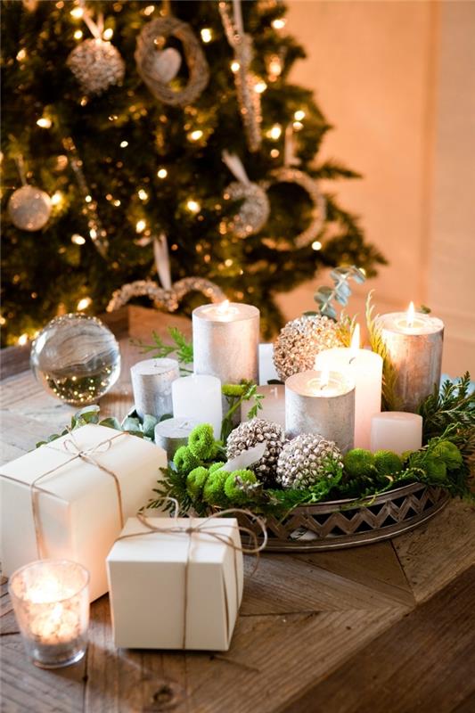 Kalėdinio stalo puošmena pasigaminti žvakių, pasidaryk pats Kalėdų išdėstymas metaliniame padėkle, pripildytame netikrų putų