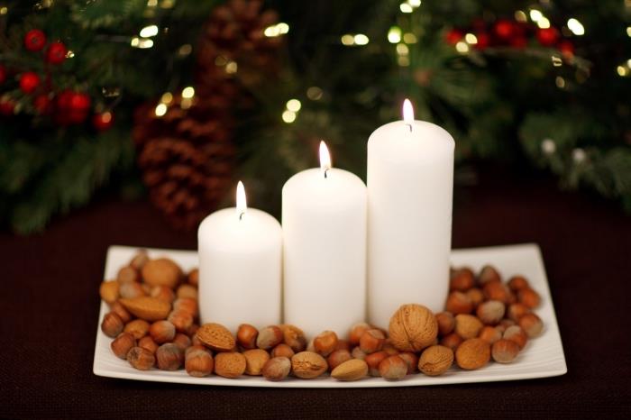 Kalėdinės dekoracijos, kad būtų galima nemokamai, kaip papuošti stalą baltu padėklu, pripildytu riešutų ir žvakių
