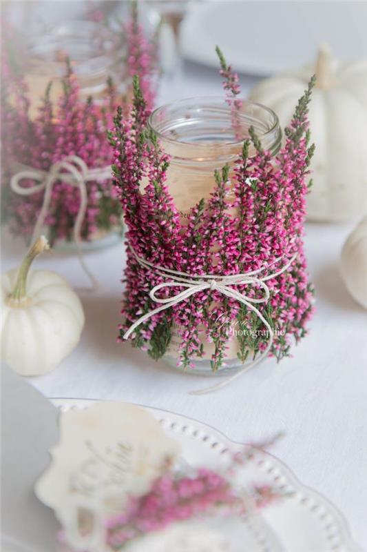 sveče v kozarcu, okrašene z vejicami rožnatih cvetov, vezanih z vrvico ustvarjalna pomladna dejavnost za odrasle s cvetjem