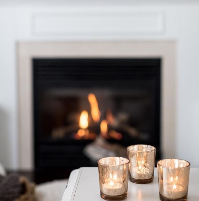 fone - romantiškos žvakės ir židinys, esminiai žiemos dekoro elementai, jaukus kokonavimo stilius