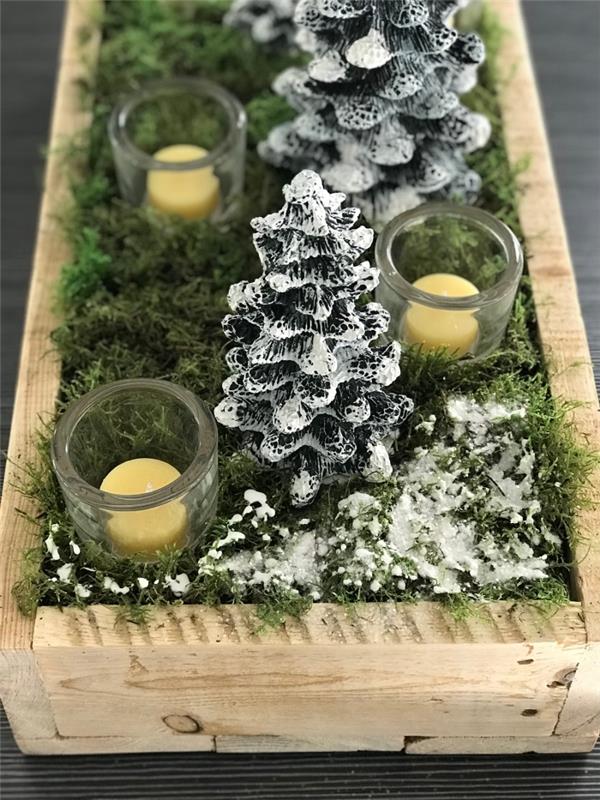 Kalėdinis puošmena putoms ir žvakėms pasigaminti, pasidaryk pats stalo išdėstymas su medine dėžute, užpildyta Kalėdų eglutės figūrėlėmis