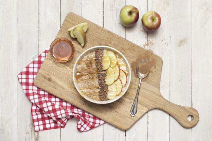 yulaf lapası, elmalı yulaf lapası ve manuka balı örneği, kendiniz hazırlamak için sağlıklı tarif fikri