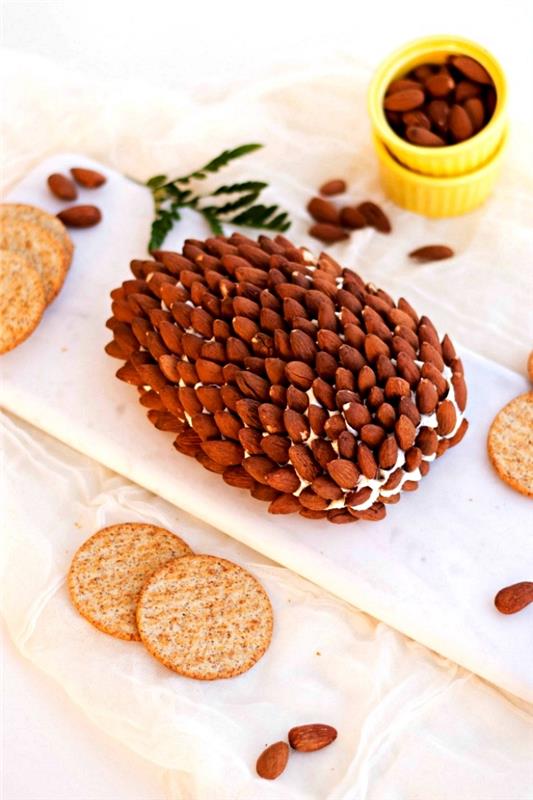 enostaven recept za aperitiv za praznično večerjo, sirno kroglico in mandlje v obliki borovega storža