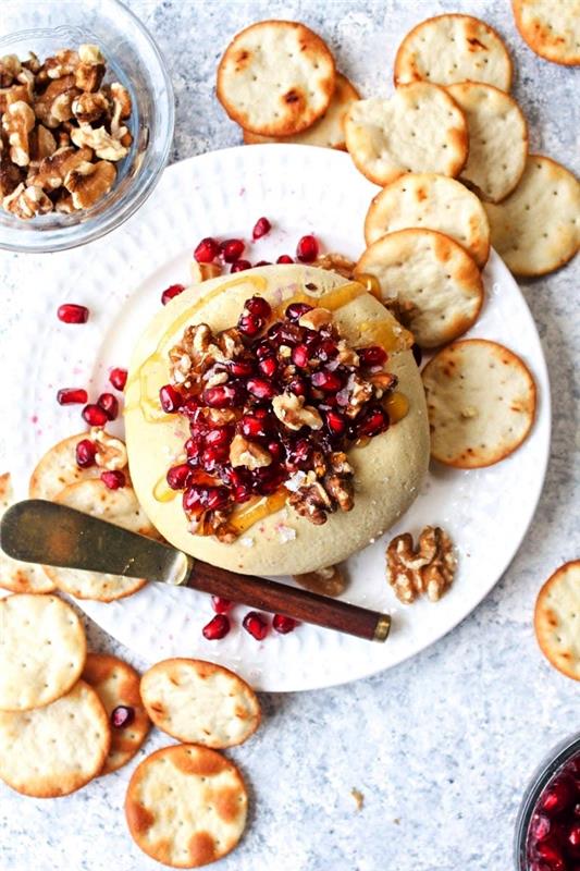 recept za vegansko sirno kroglico, semena granatnega jabolka, med in orehe, ki jih lahko uživate kot aperitiv za večerjo