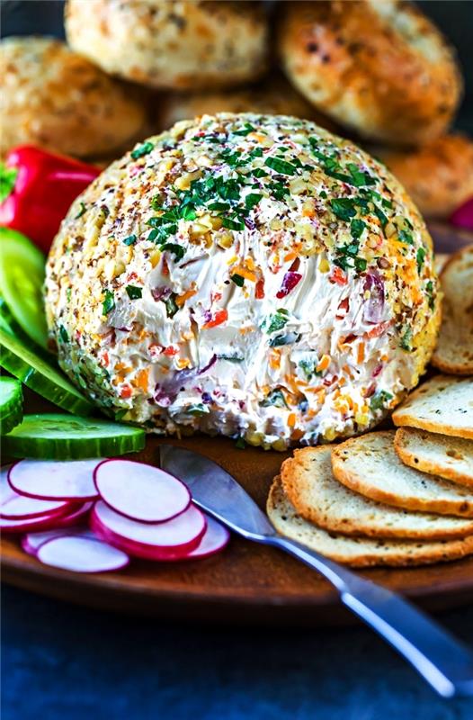 sir in zelenjavna kroglica, postrežena s krekerji in svežo surovo zelenjavo, aperitivom na osnovi hladnega sira