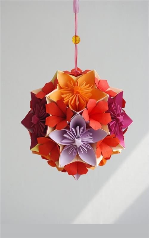 įvairiaspalvis kusudamos kamuolys, pagamintas iš klijuotų origami gėlių, origami tradicinės gėlės modelis japoniškam origami lankstymo menui