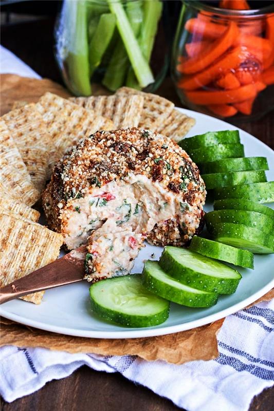 rezine kumar in krekerji za domačo vegansko kroglico, veganski recept za aperitiv na hladno večerjo