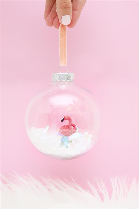 puiki idėja Kalėdų papuošimui, kad būtų lengva pasidaryti permatomų eglutės rutuliukų, padirbto sniego ir flamingo figūrėlių