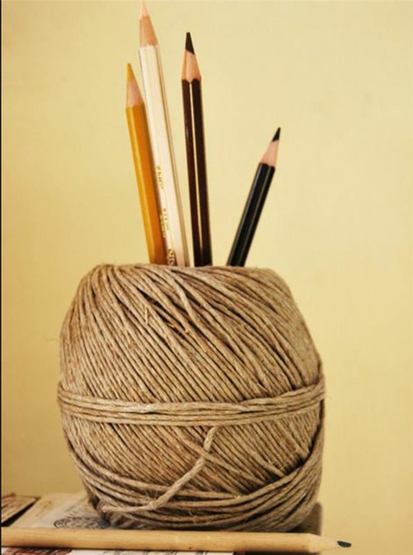vilnos kamuolys-paverstas-pieštuku-stiklainiu-pasidaryk pats-idėja, kaip originaliai laikyti pieštuką „pasidaryk pats“
