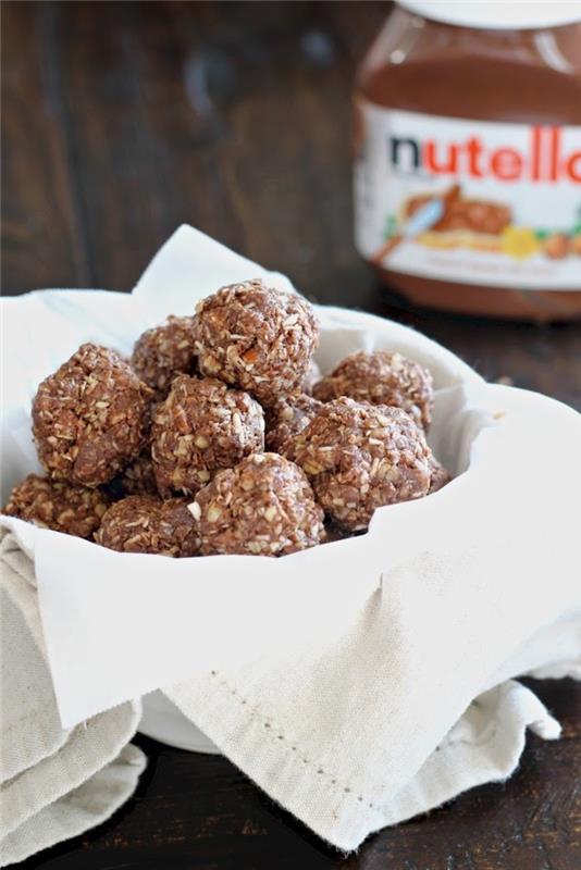 Ideja sladice brez peke, zelo enostavna za pripravo, recept za energijske kroglice z nutelo, agavinim sirupom, lešniki in kokosom