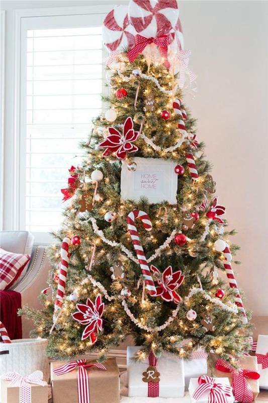 bele in rdeče božične kroglice ter umetne božične zvezde okrasni in božični okras z bonboni iz poprove mete pokovke