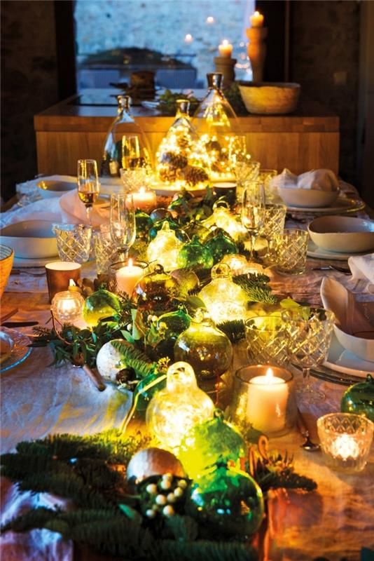 gražiausi Kalėdų stalai su „pasidaryk pats“ dekoravimu, pavyzdys, kaip papuošti stalą žaliais lapais ir lemputėmis