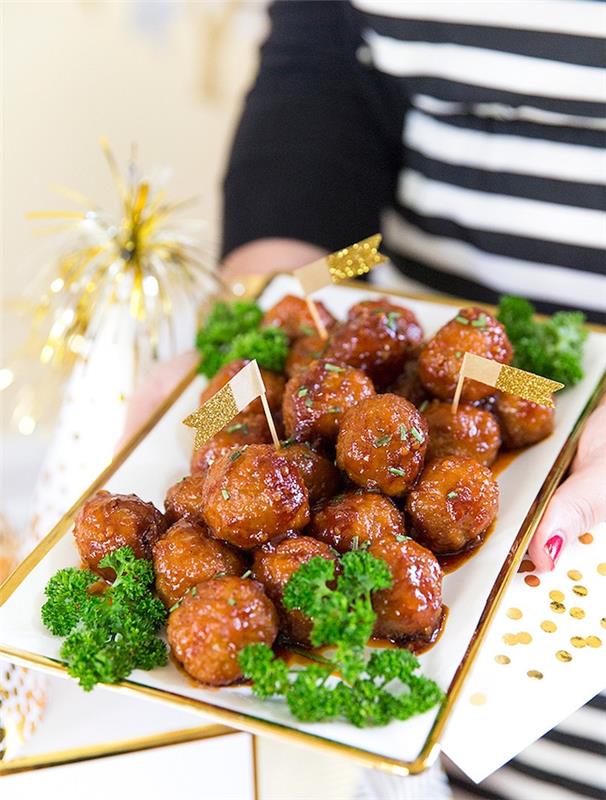 izvirni novoletni aperitiv v mesnih kroglicah s sladkim česnom in čilijevo omako v okrašenem pladnju