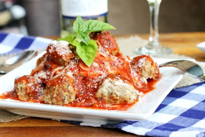 maistas su itališkos virtuvės draugais, makaronai su pomidorų padažu ir faršo kotletai su parmezanu