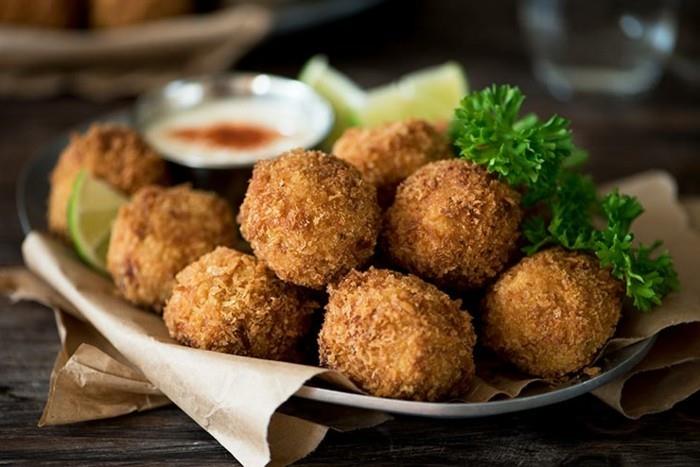 začinjeno-pire-patty-z-bučo-postreženo-z-zelišči