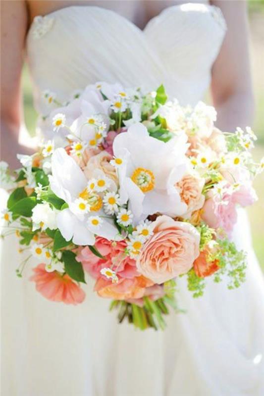 kmečko-šopek-s-podeželskim cvetjem-za-vaš-poročni dan-z-belo obleko