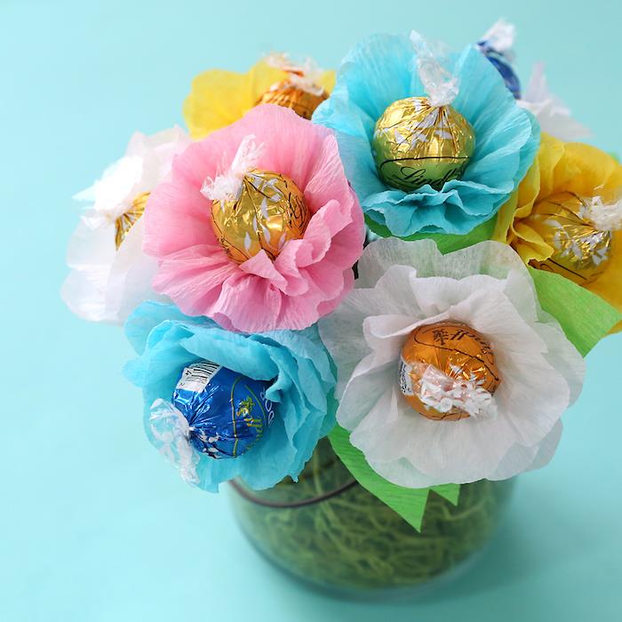 krepinio popieriaus gėlių puokštė su saldainiu stikliniame indelyje pavyzdys, kaip rankiniu būdu atlikti močiutės dienos dovaną