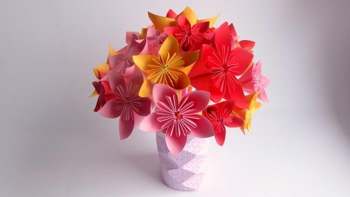 origami kusudamos gėlės modelis, idealiai tinkantis poetinei puokštei komponuoti, lengvų gėlių origami pavyzdys