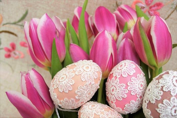 2018 metų Velykų puošmena su rožinių tulpių puokšte ir spalvotų baltų nėrinių dizaino kiaušiniais