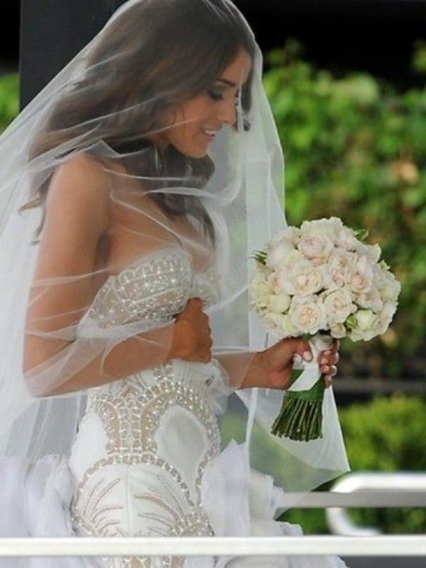 Cascading-Bridal-Bouquet-Falling-Pretty-Woman