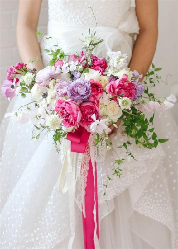 roza-in-vijolično-kaskadno-povešen-poročni šopek
