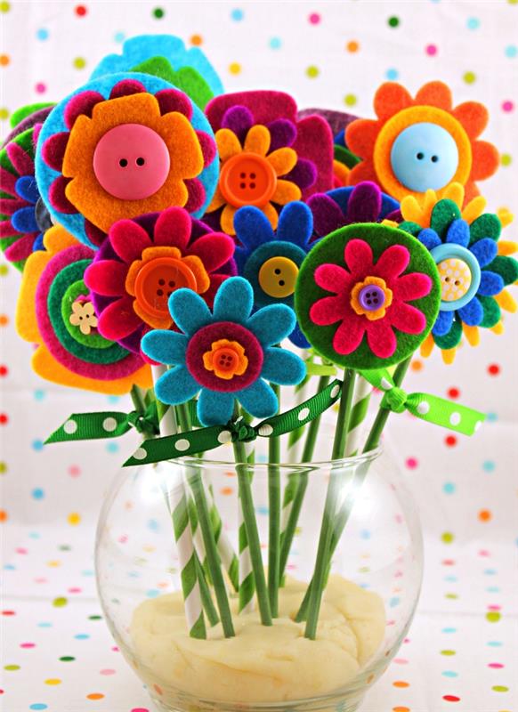 įvairių formų ir spalvų veltinių gėlių puokštė, papuošta sagomis, rankų darbo dovanų idėja 2019 m