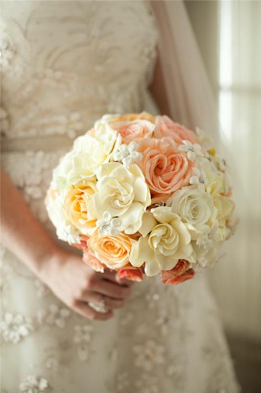 poročni šopek-bele-vrtnice-za-bele-obleke-lepa-bela-poročna obleka