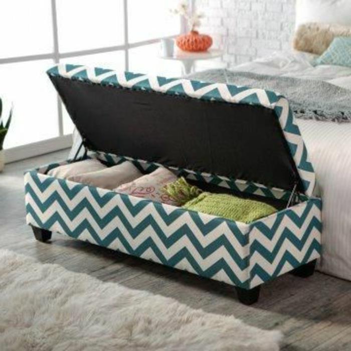 lovos galas-seifas-galo-lova-ikea-su baltomis-mėlynomis juostelėmis-baltu kilimu ir mediniu parketu