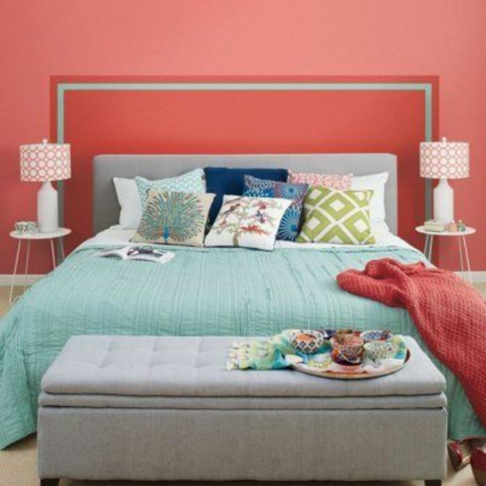 Seifas-lovos pabaiga-moderniame miegamajame-priešais-lovą-su rožinėmis sienomis