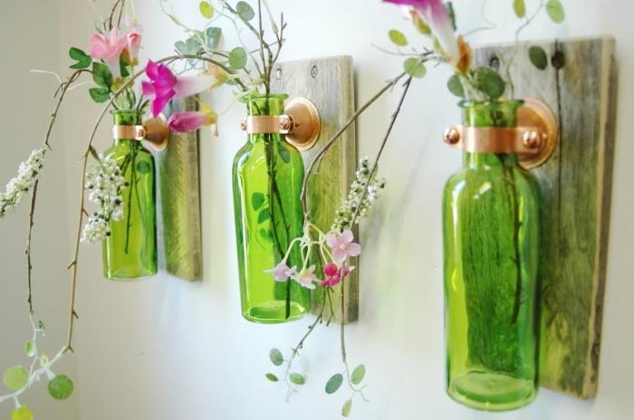 enostavne ročne pomladne dejavnosti, predloga za dekoracijo sten iz lesene deske in steklenic iz recikliranega stekla